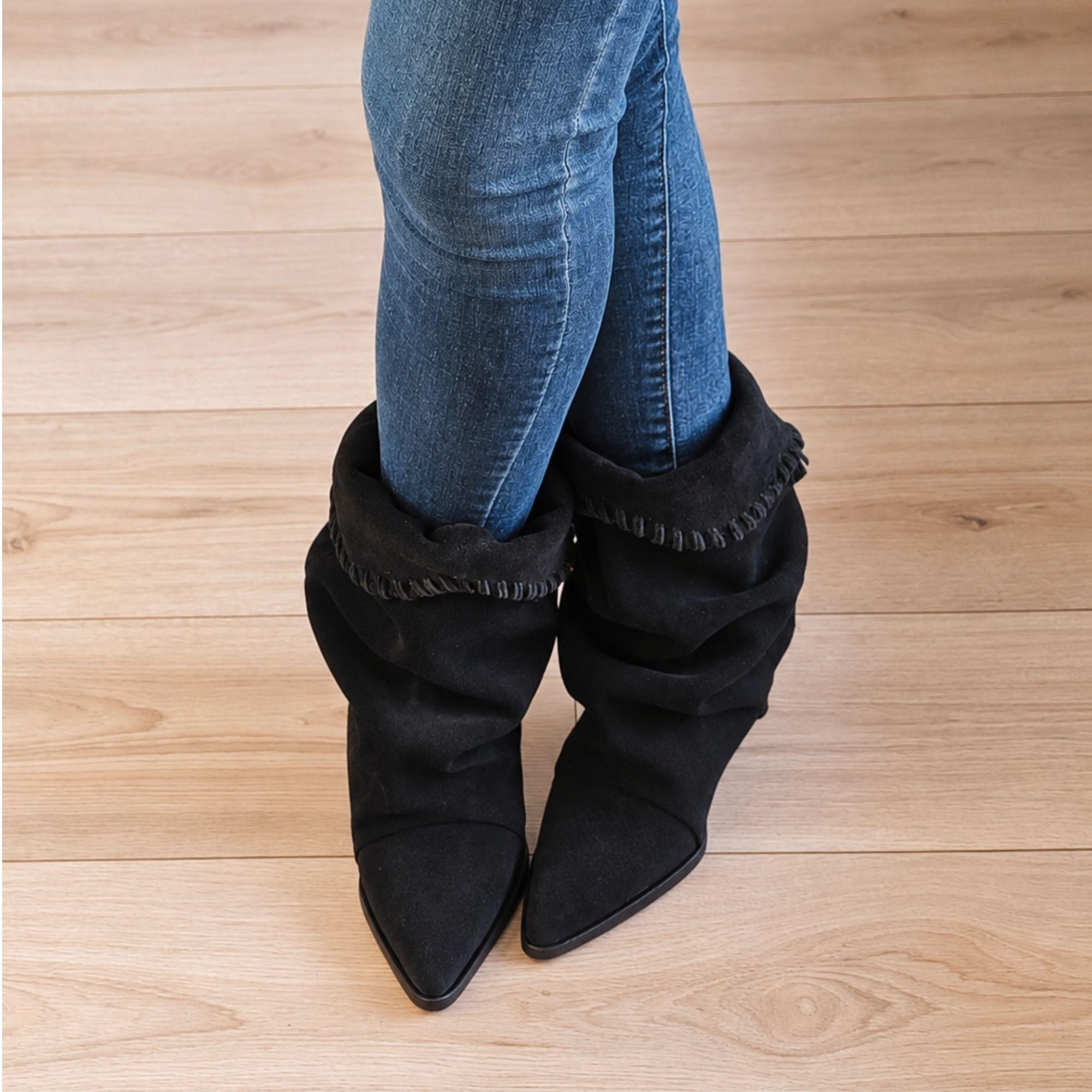 Bota Madame Jones Negra Gamuza-1