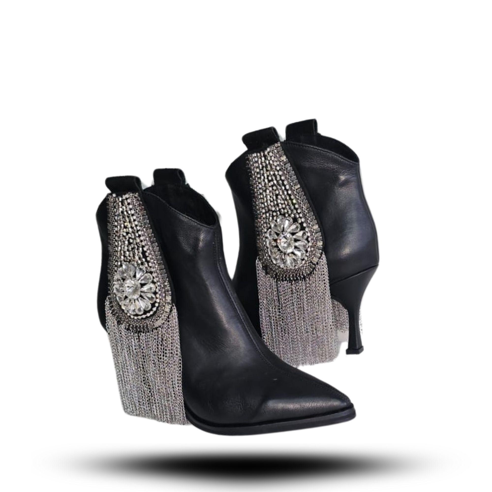 Botin negro con aplicacion Sarah.-2