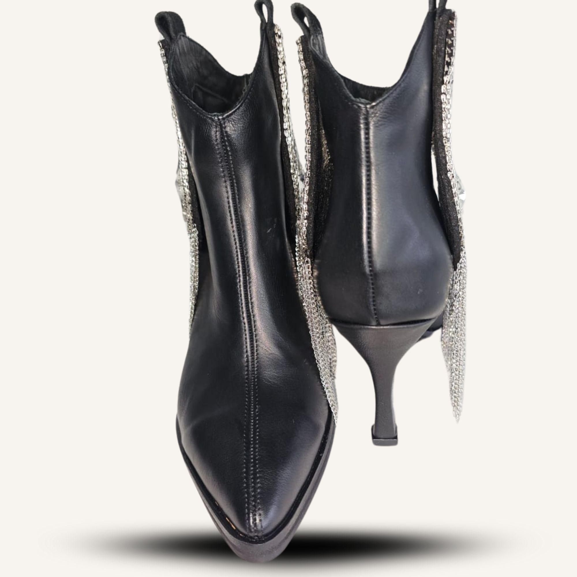 Botin negro con aplicacion Sarah.-4
