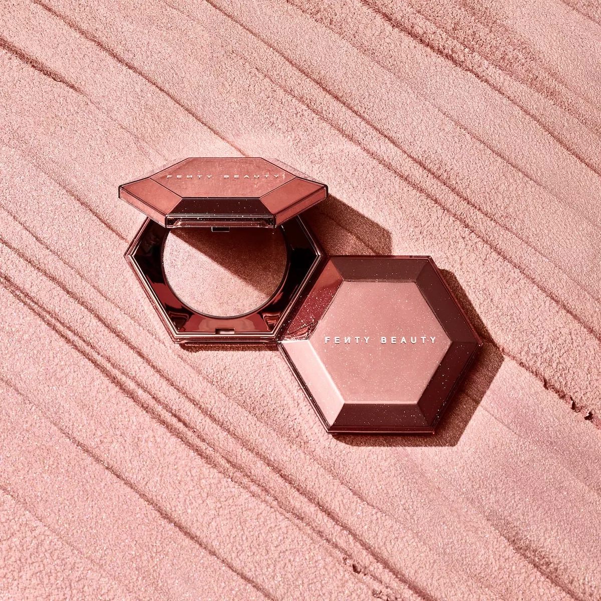 Fenty Beauty Iluminador Compacto Diamond Bomb Tono Rosé Rave-1