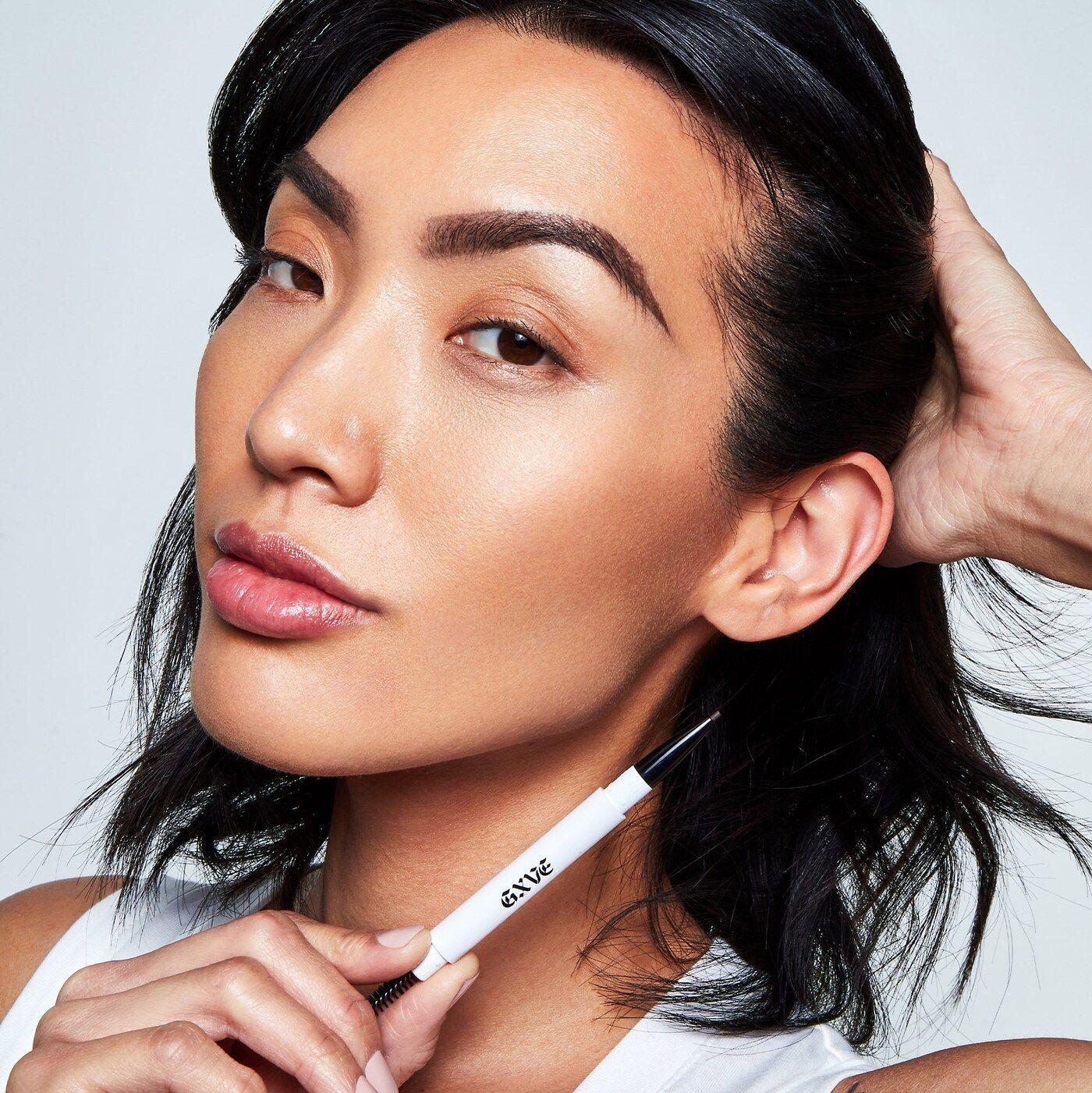 GXVE POR GWEN STEFANI  Lápiz ultrafino para cejas Hella On Point Clean Color Negro-4
