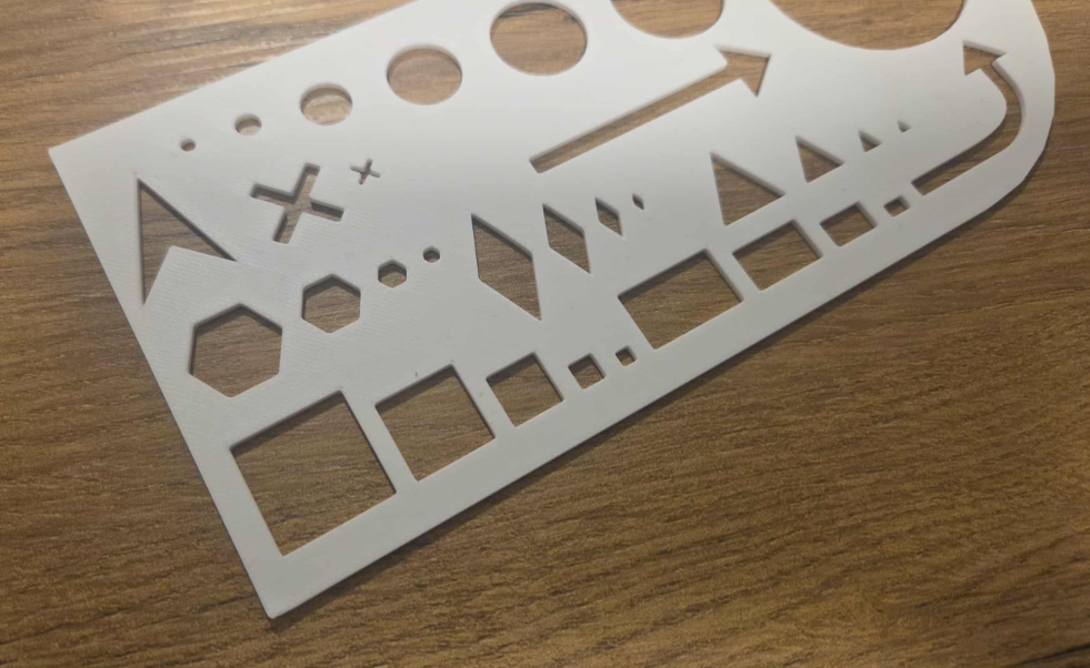 Plantilla de dibujo con regla y con formas-2