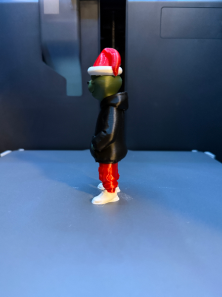 Figura de Grinch con look navideño urbano-2