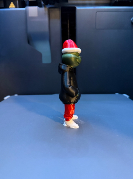 Figura de Grinch con look navideño urbano-3