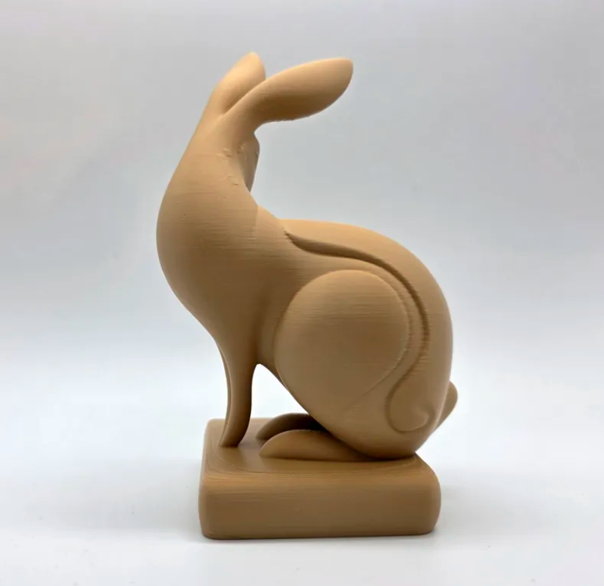 Figura de conejo mirando hacia atrás-2