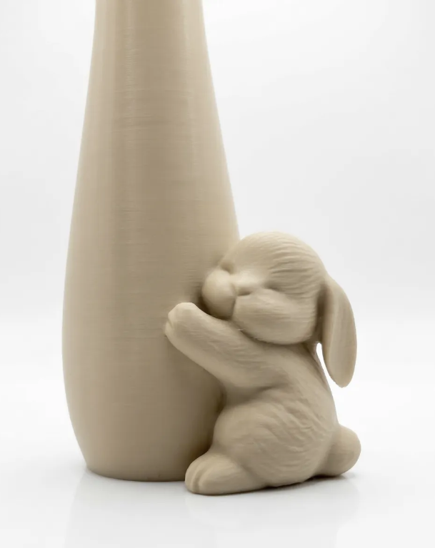 Jarrón de Pascua con conejo abrazando-2