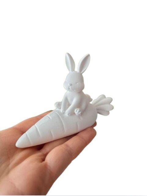 Escultura- Conejo de Pascua Tierno Sobre Zanahoria-0