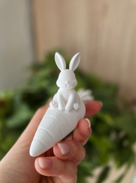 Escultura- Conejo de Pascua Tierno Sobre Zanahoria-1