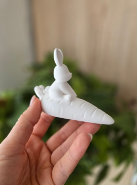 Escultura- Conejo de Pascua Tierno Sobre Zanahoria-2
