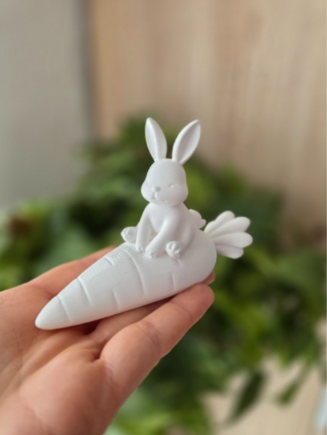 Escultura- Conejo de Pascua Tierno Sobre Zanahoria-3