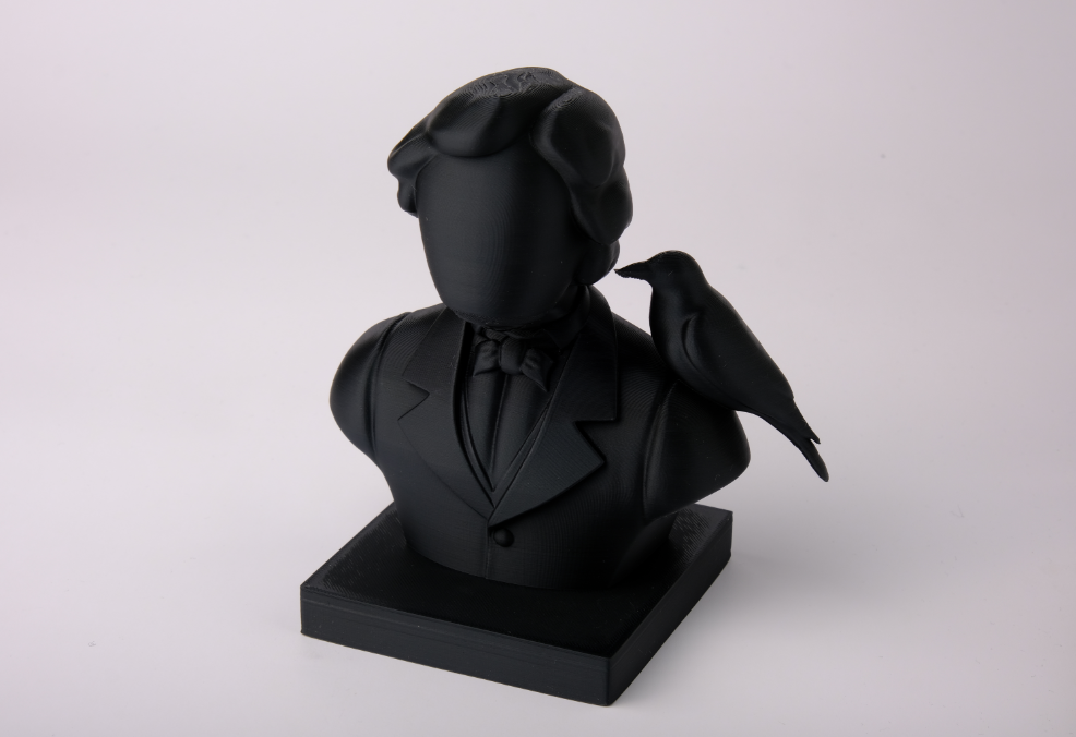 Escultura- El Cuervo y el Poeta-1
