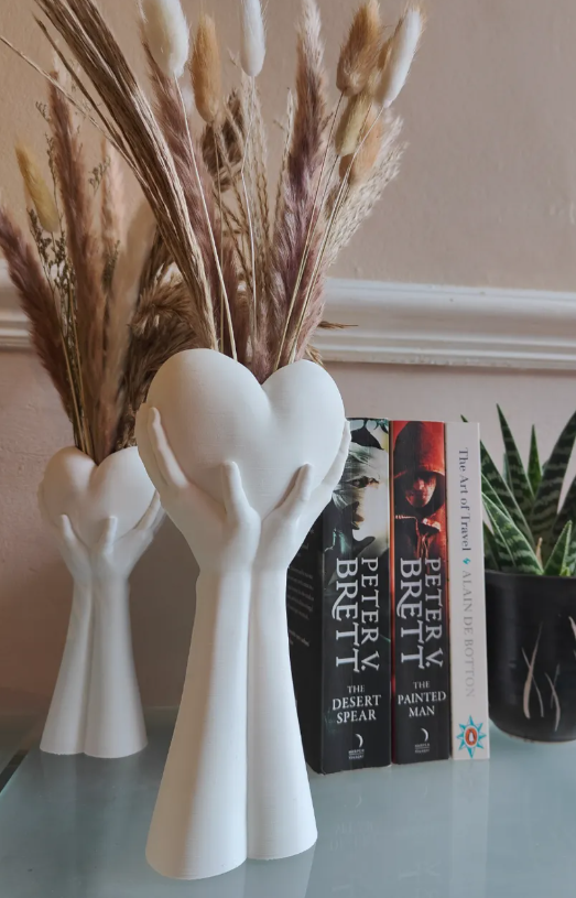 Jarrón manos sosteniendo corazón - San Valentín-2