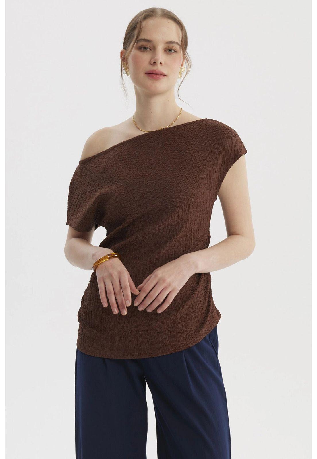 Polera Mujer Escote Asimétrico Texturizada Café Oscuro-0