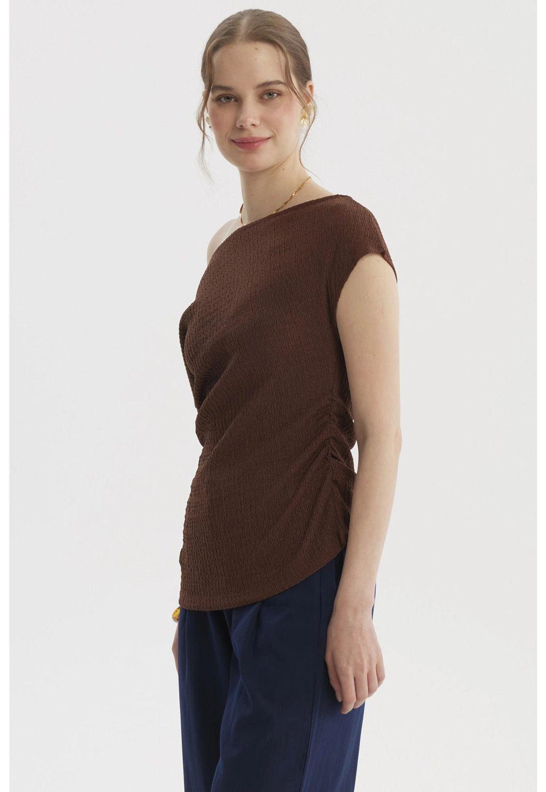 Polera Mujer Escote Asimétrico Texturizada Café Oscuro-1