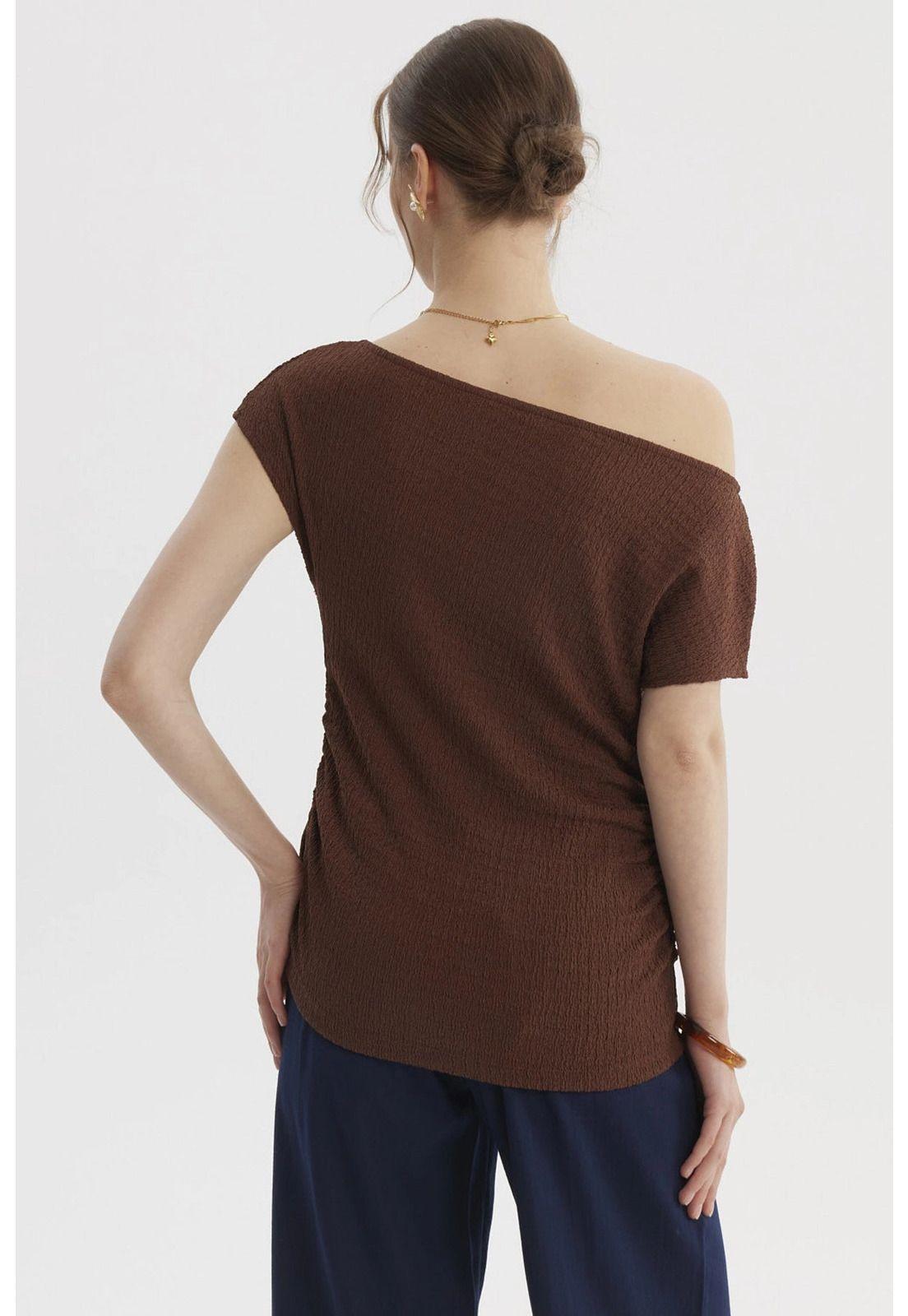 Polera Mujer Escote Asimétrico Texturizada Café Oscuro-2