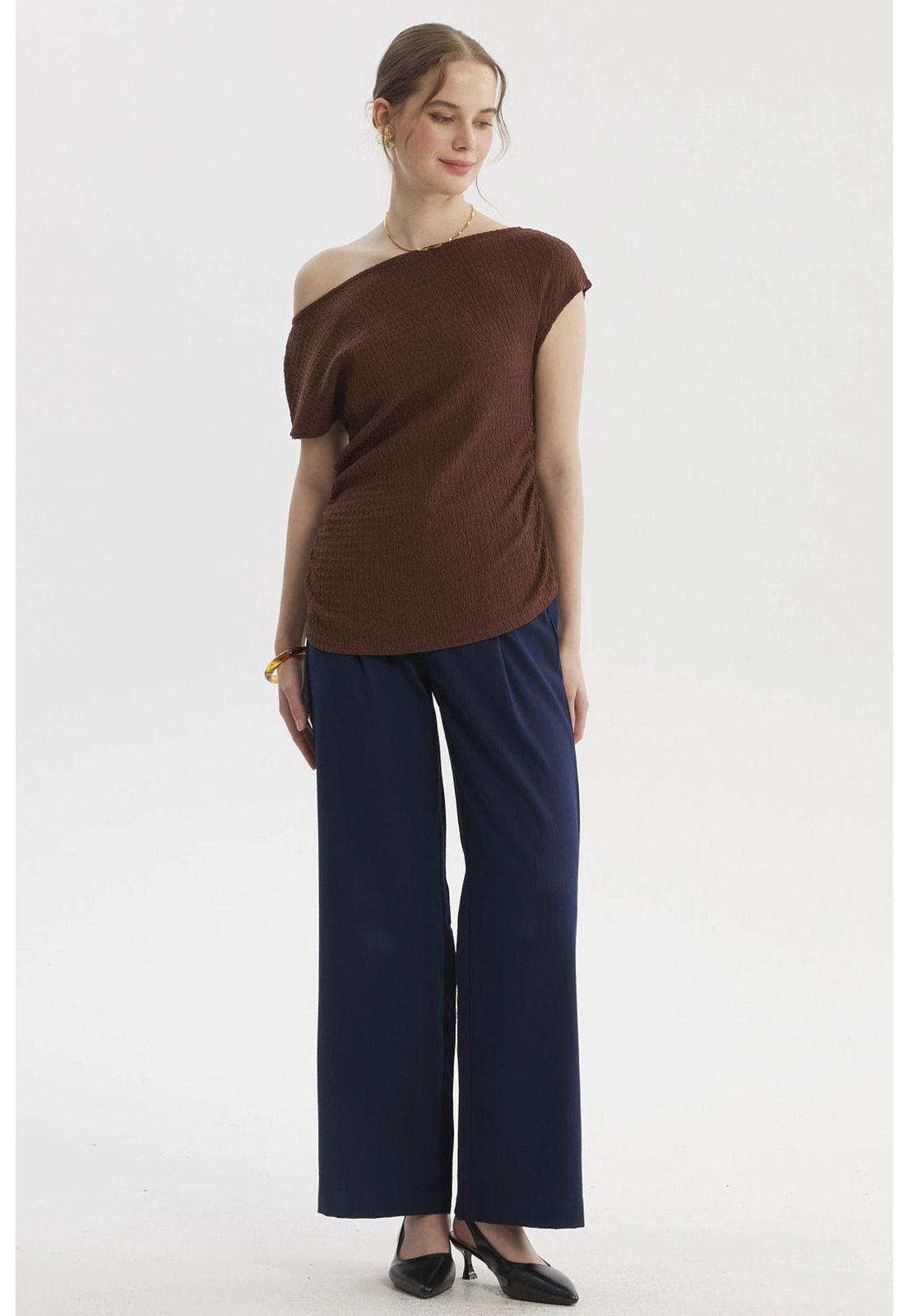 Polera Mujer Escote Asimétrico Texturizada Café Oscuro-3