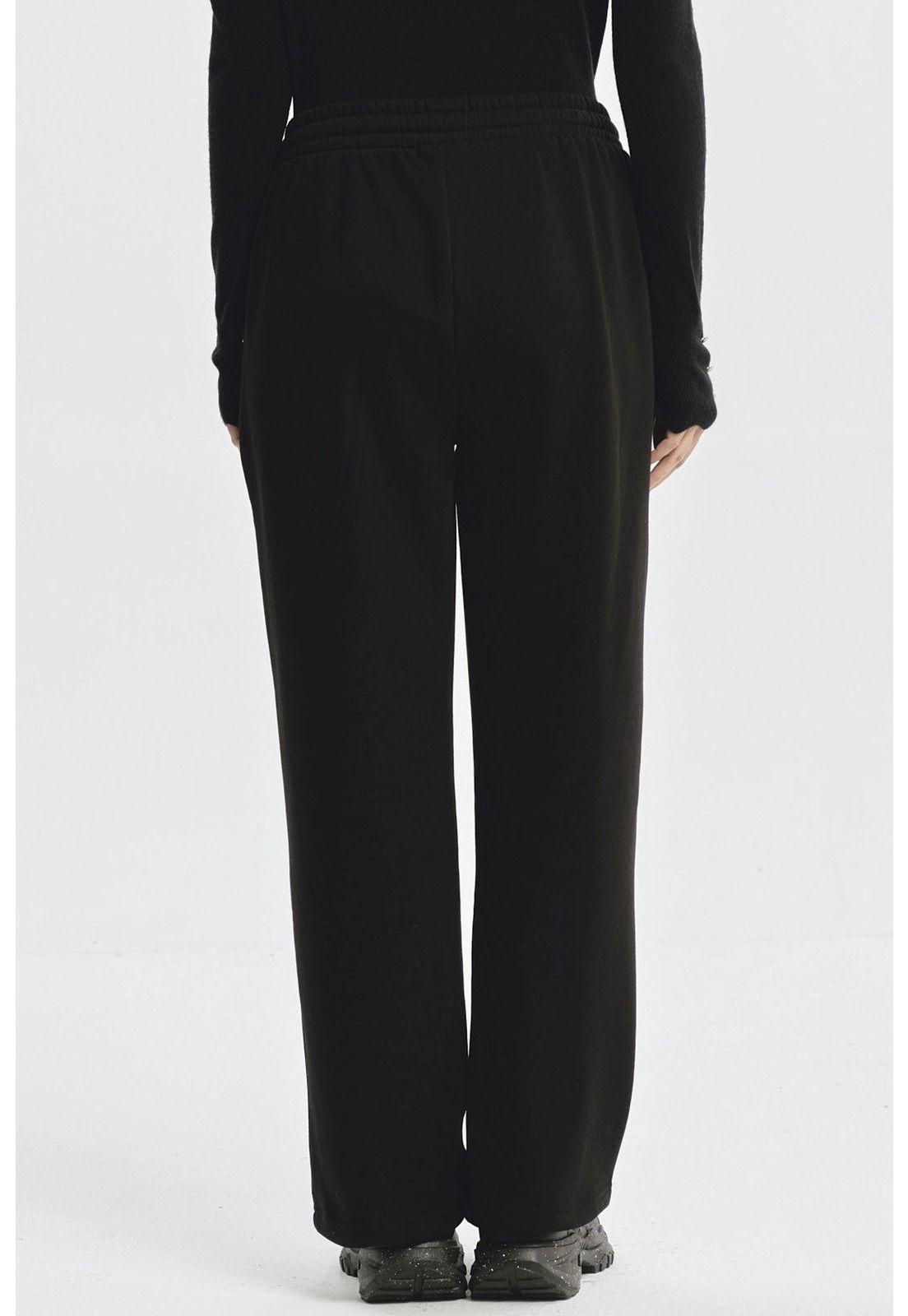 Pantalón Buzo Mujer Calce Recto Con Aplicación Negro-2
