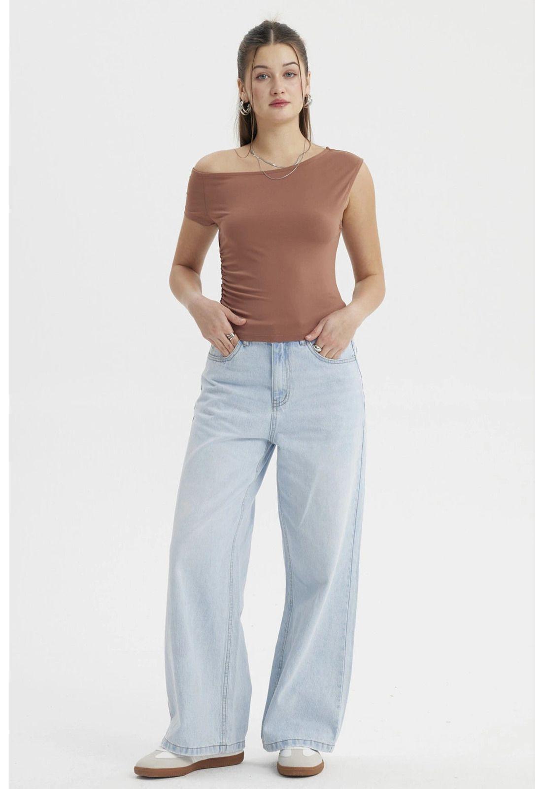 Polera Mujer Cuello Asimétrico Café-3