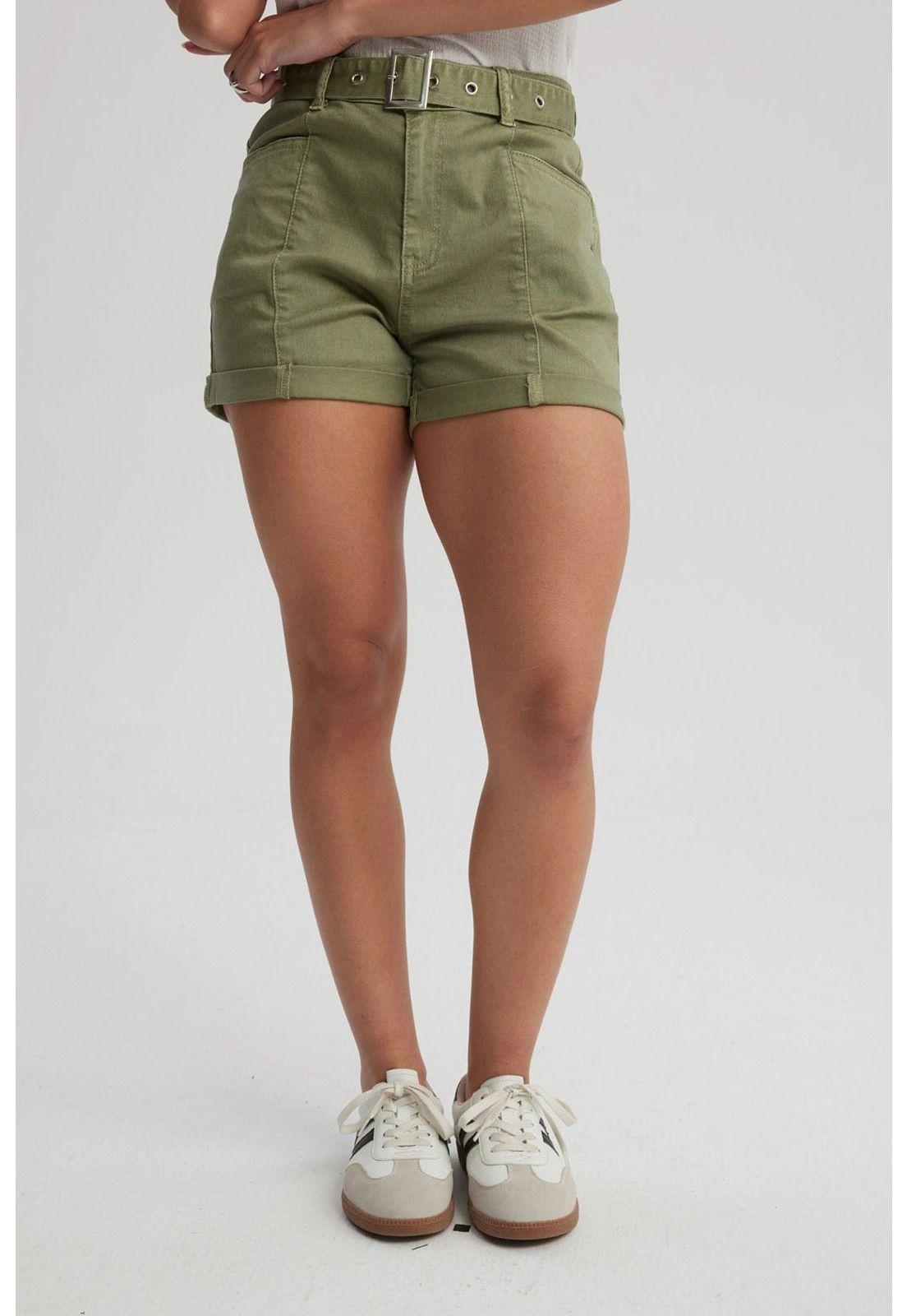 Short Mujer Mom Tiro Alto Bolsillo Diagonal Verde Militar-0