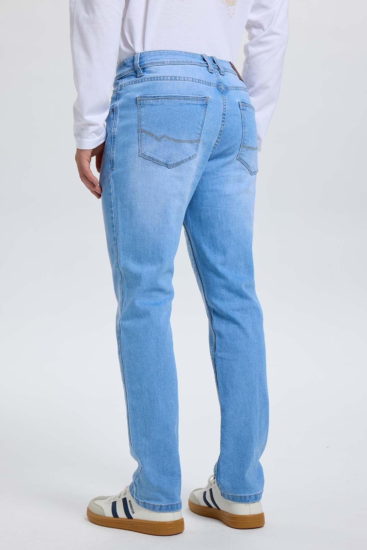 Jeans Hombre 702 Slim Azul Claro-2