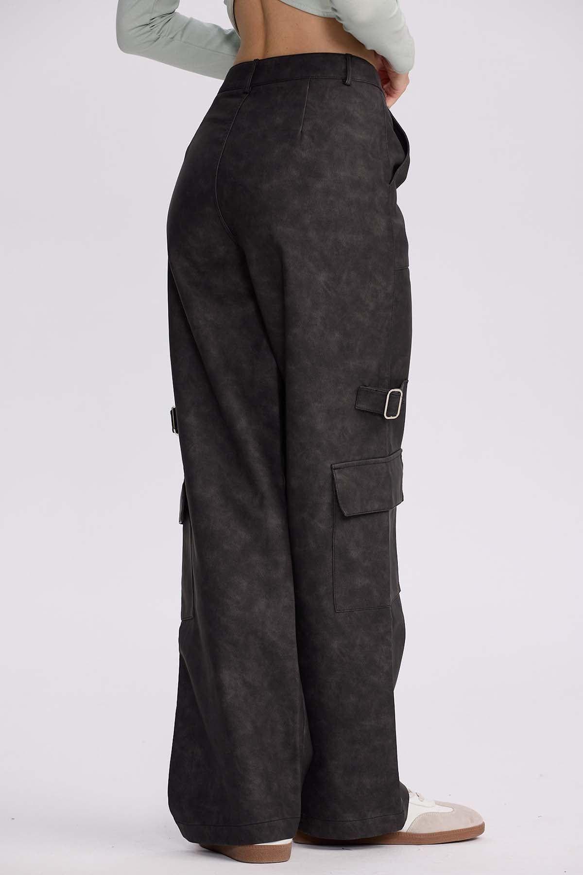 Pantalón Mujer Efecto Cuero Cargo Negro-2