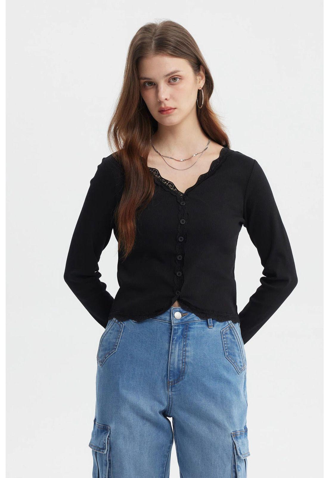 Polera Mujer Cuello Cv Encaje Rulet En Puño Negro-0