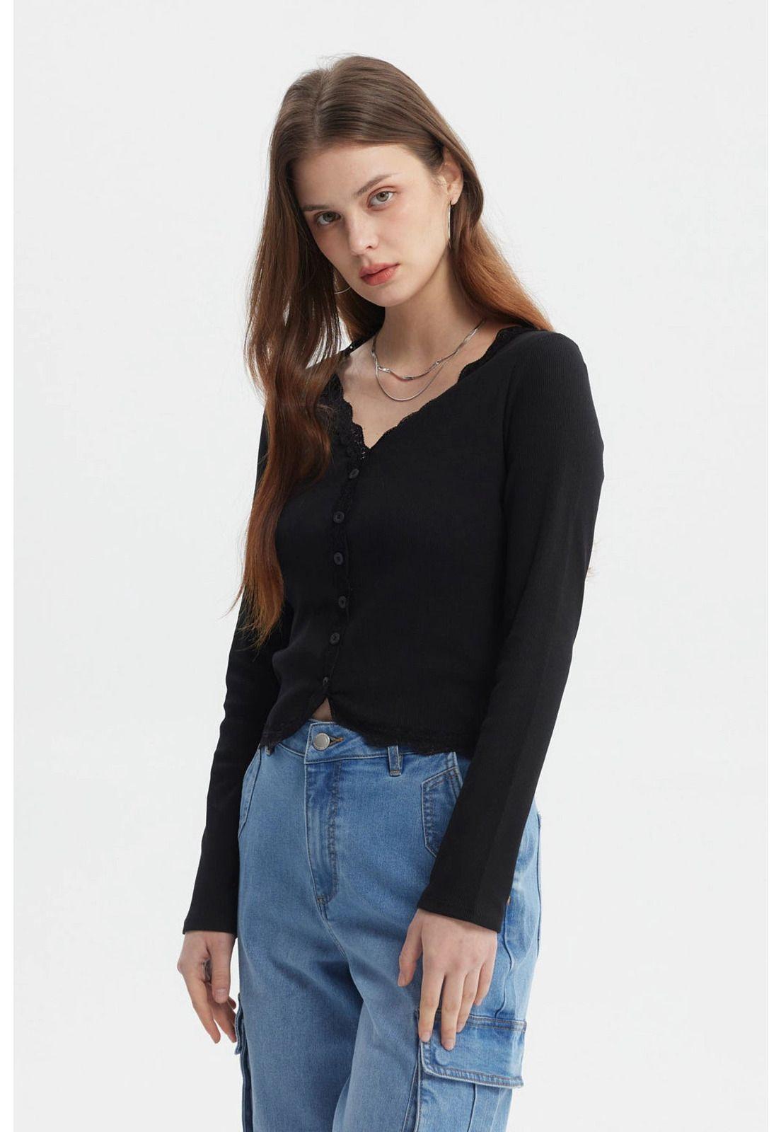 Polera Mujer Cuello Cv Encaje Rulet En Puño Negro-1