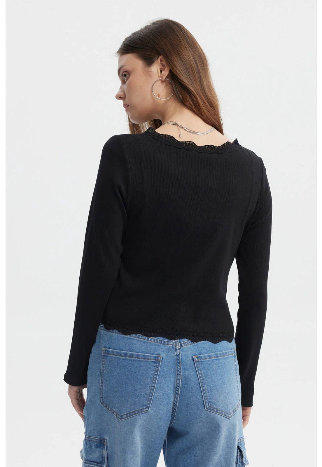 Polera Mujer Cuello Cv Encaje Rulet En Puño Negro-2