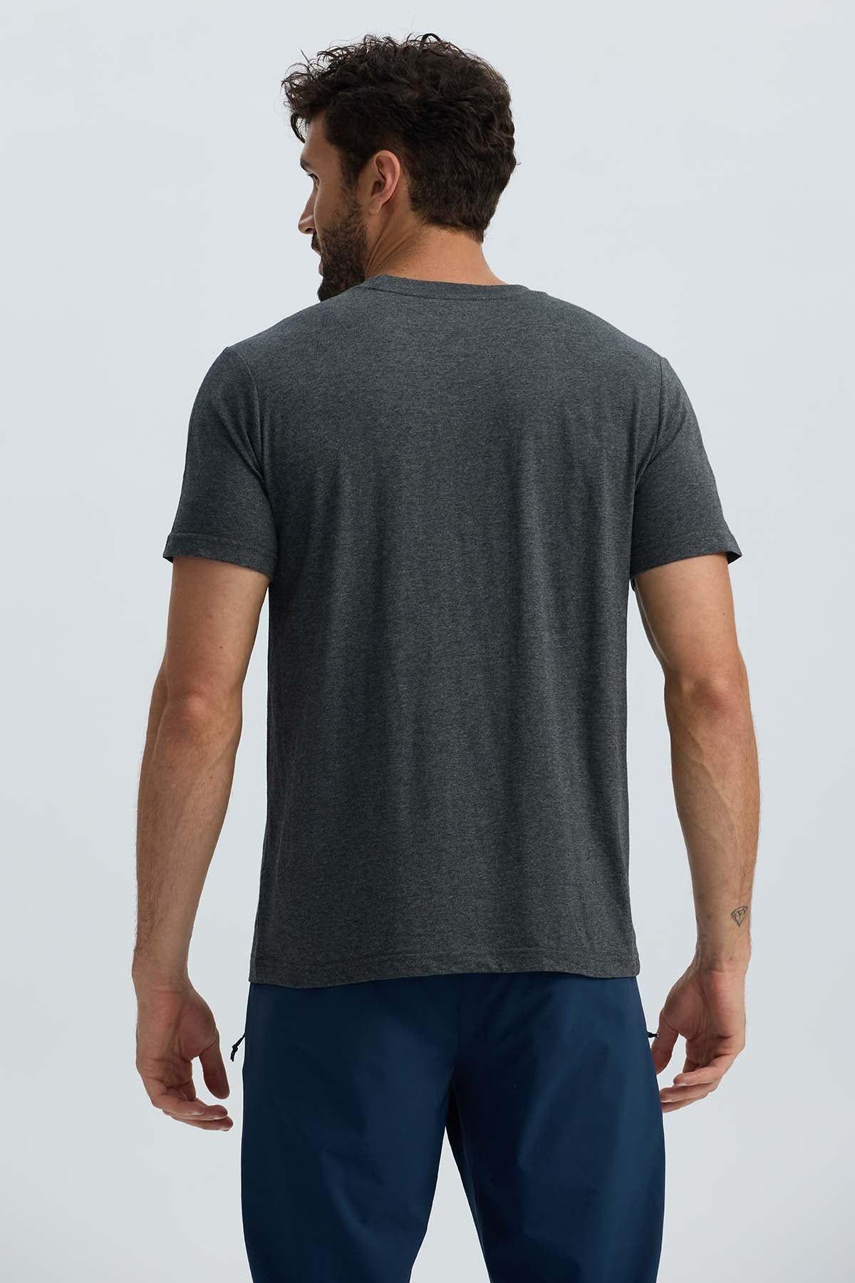 Polera Hombre Básica Con Bolsillo Gris Oscuro-3