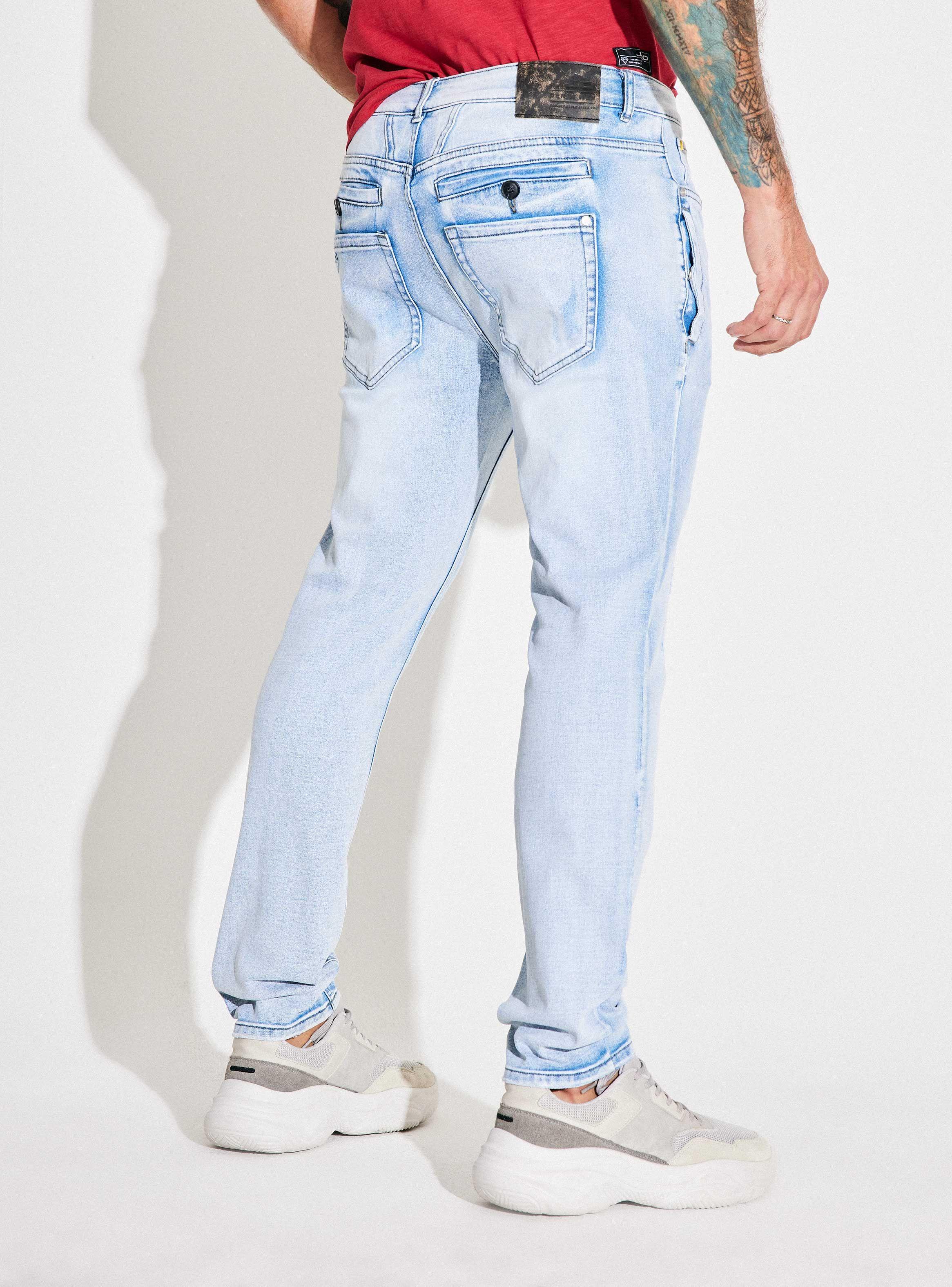 Jeans Multi Bolsillos Lavado con Bigotes 3D-1