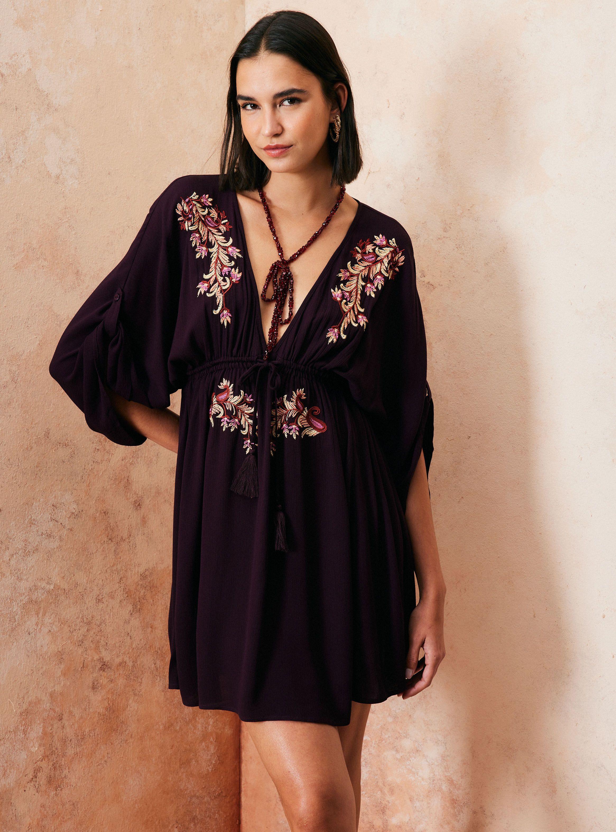 Vestido Bordado en Escote y Corte-0