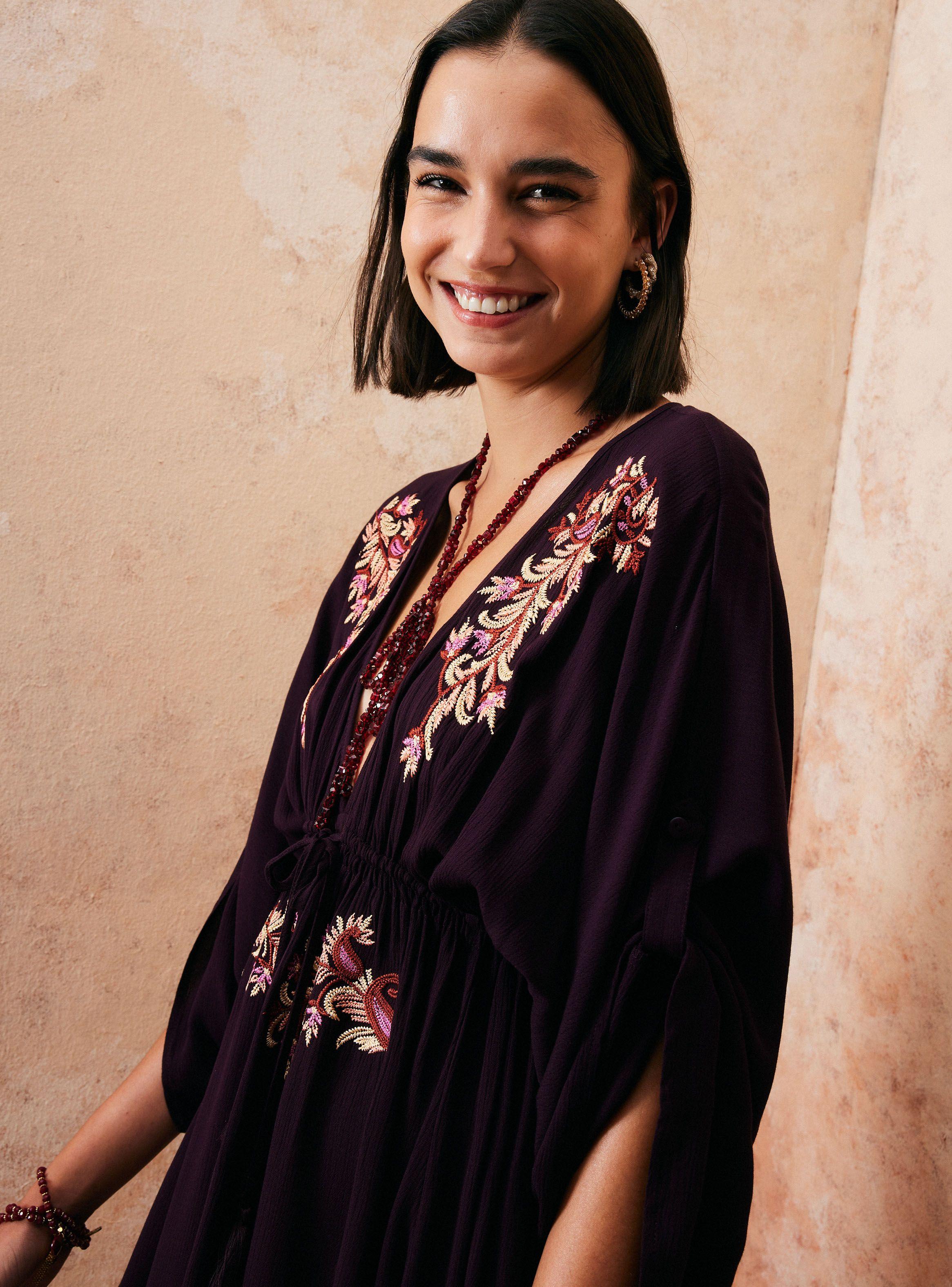 Vestido Bordado en Escote y Corte-2