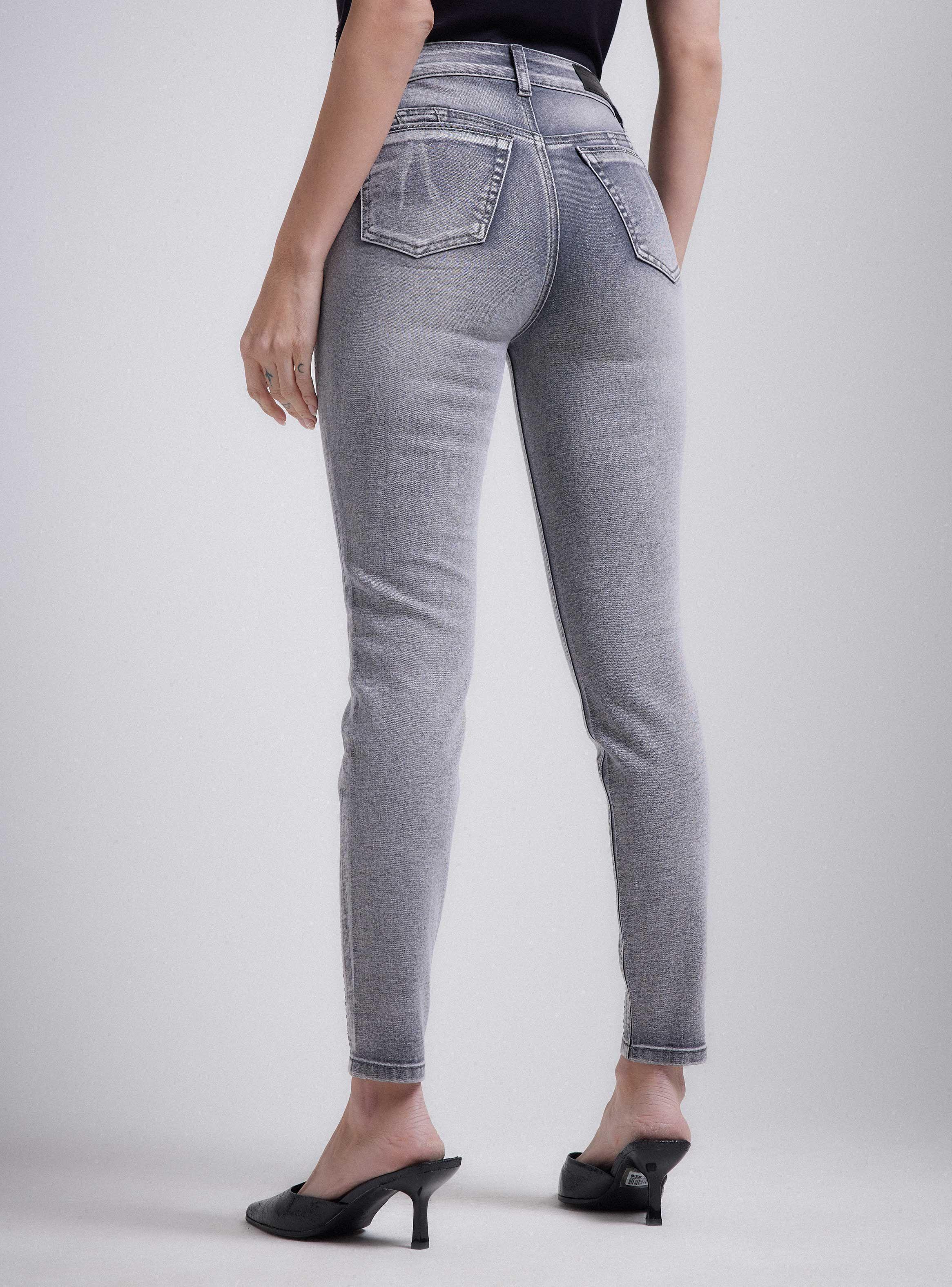 Jeans Medio Aplicaciones de Strass Cadera y Bota-1