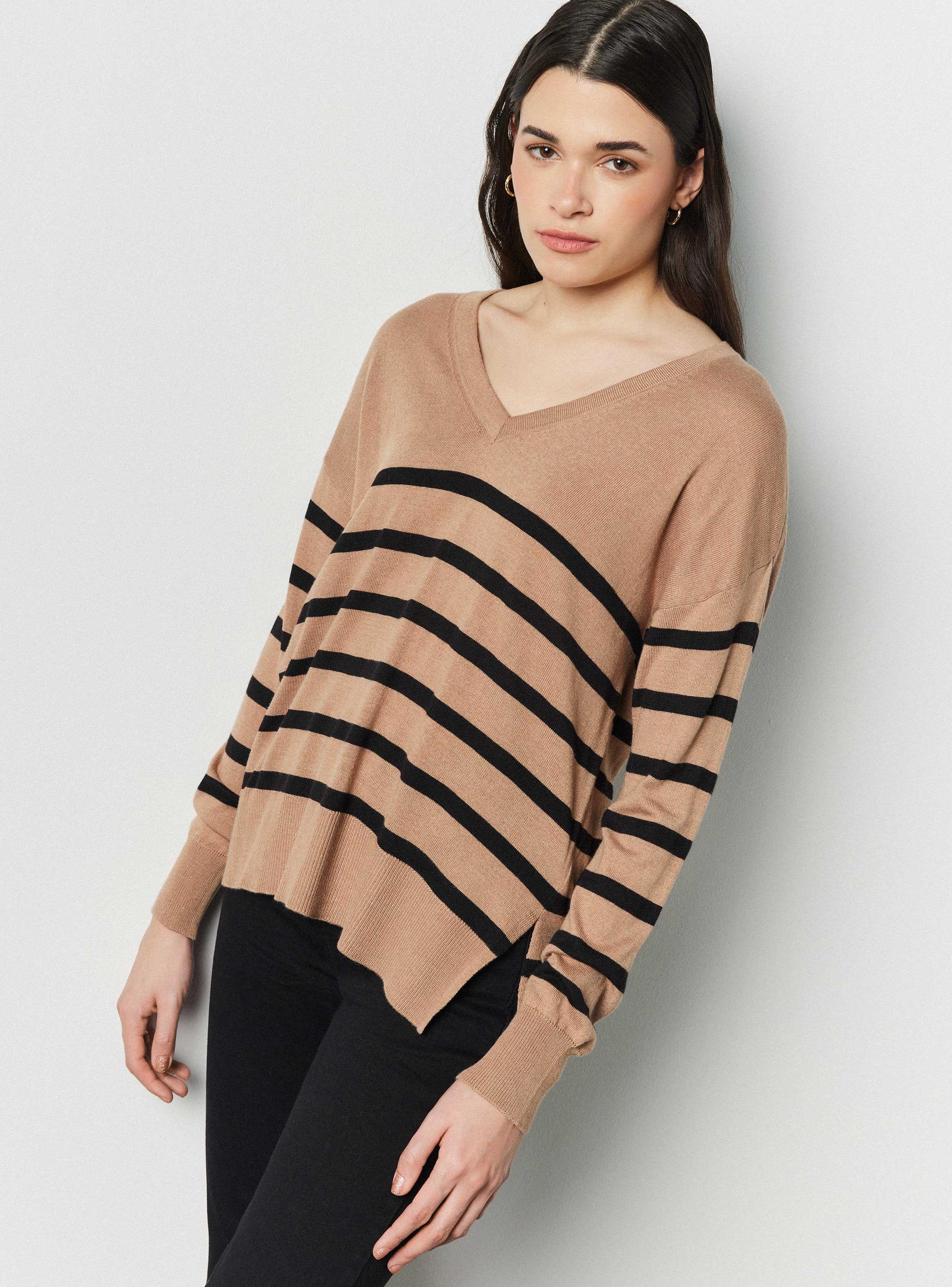 Sweater Cuello V Aberturas Laterales-0