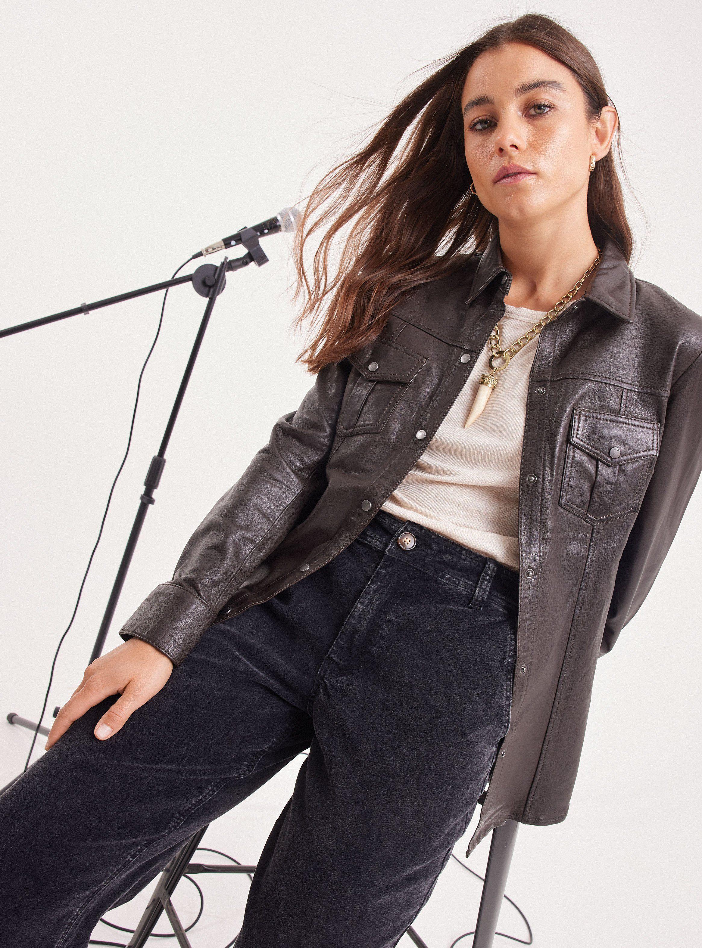 Blusa Bolsillos y Broches Cuero-2