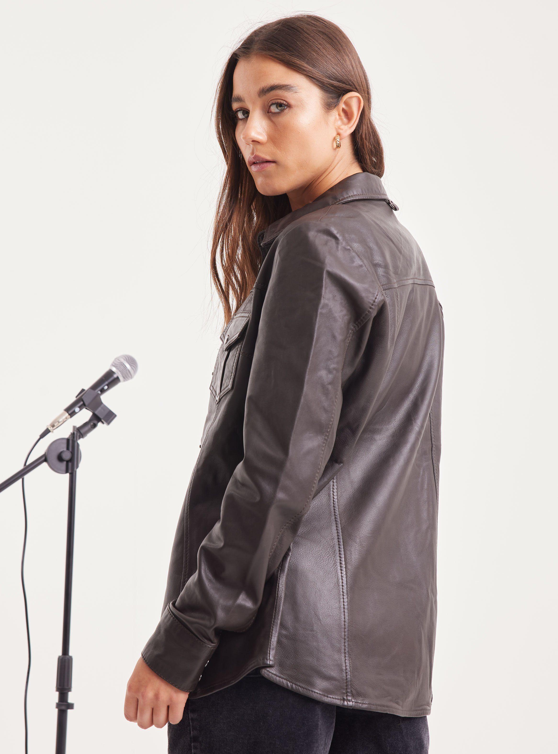 Blusa Bolsillos y Broches Cuero-3