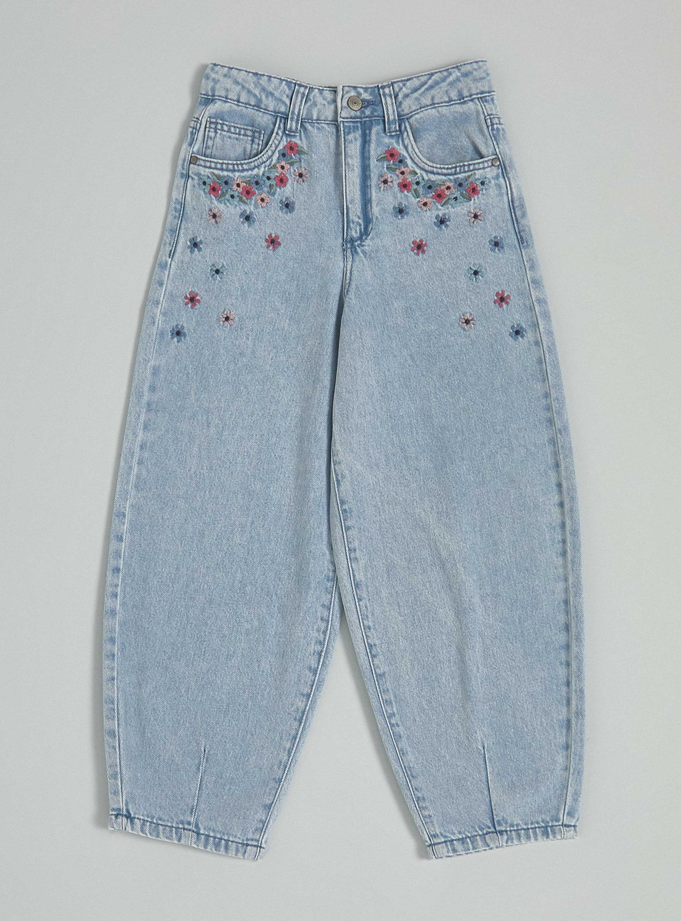 Jeans Baloon Mom con Pinzas y Flores Bordadas-2