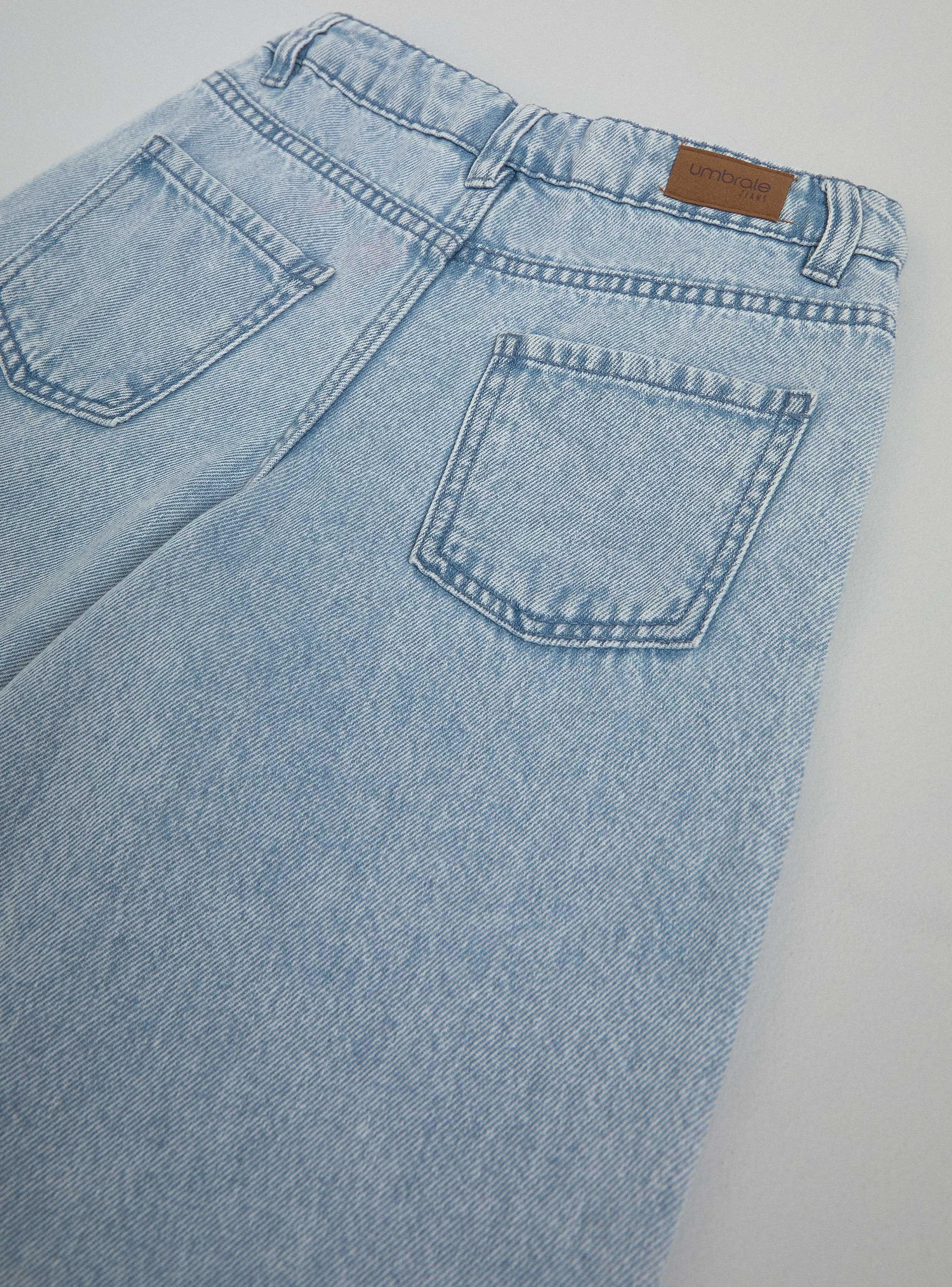 Jeans Baloon Mom con Pinzas y Flores Bordadas-3