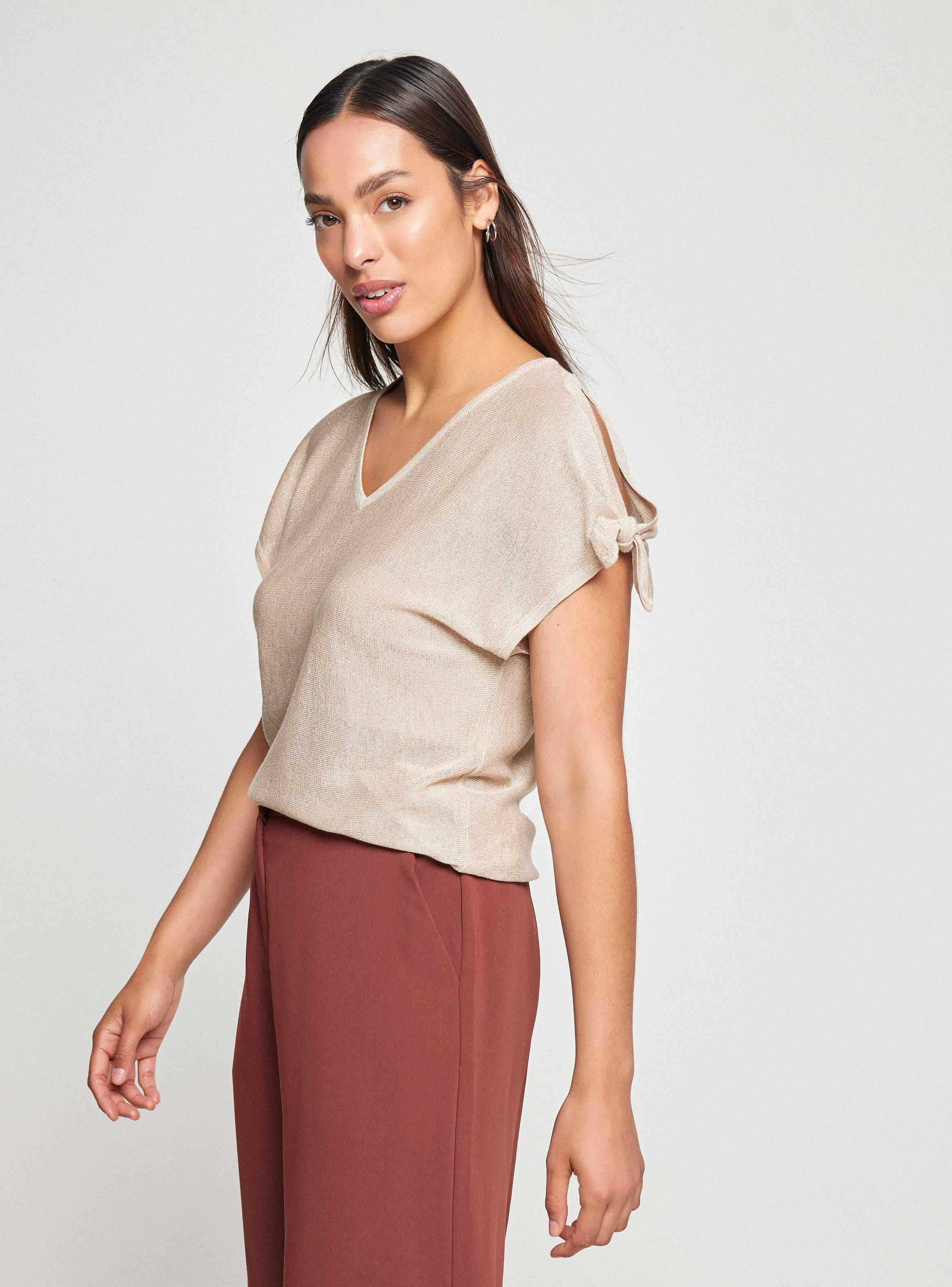 Polera Metalizada Tejida Con Cut Out En Hombros-0