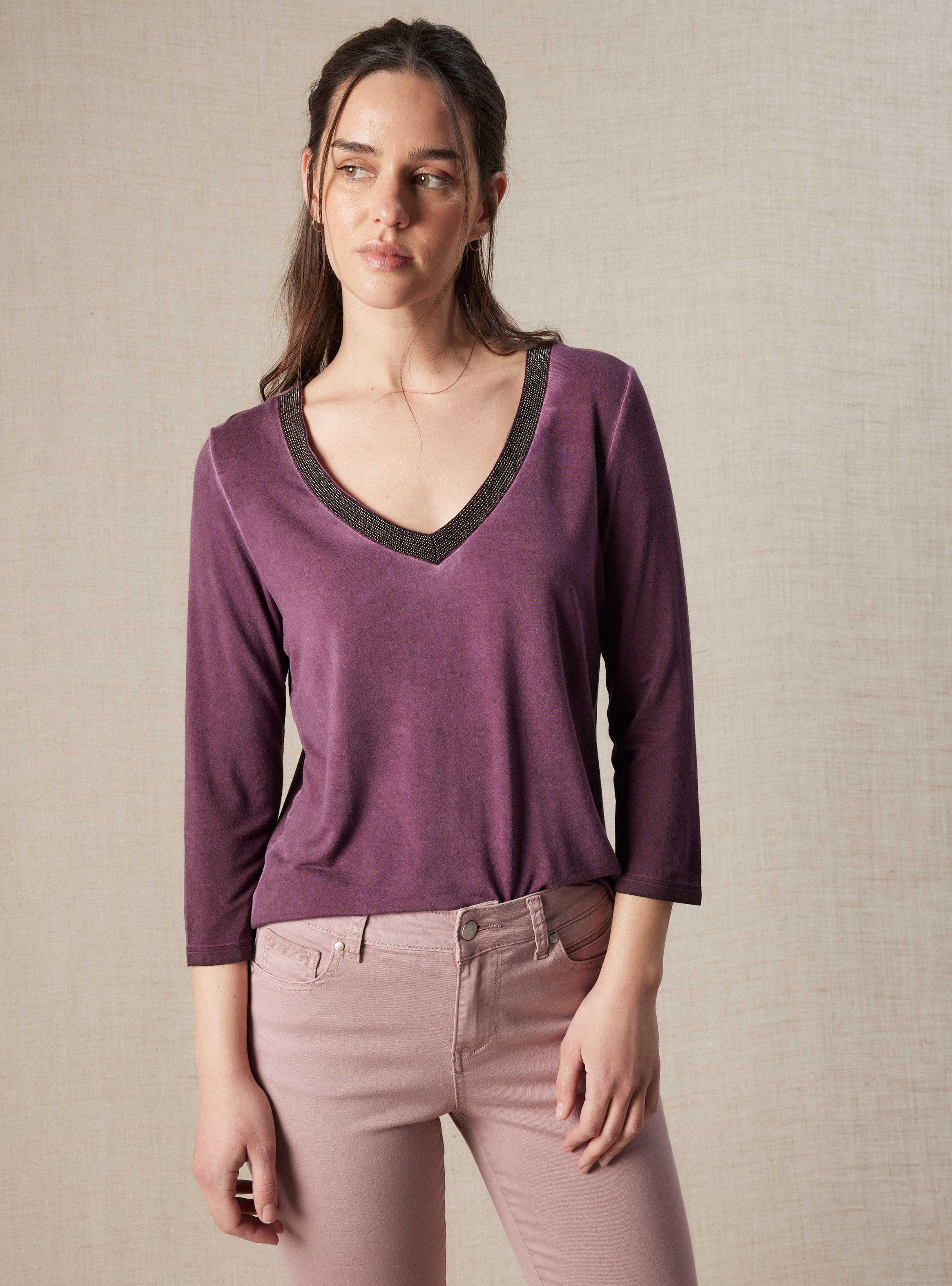 Polera Cuello con Brillo y Tela Lavada-0