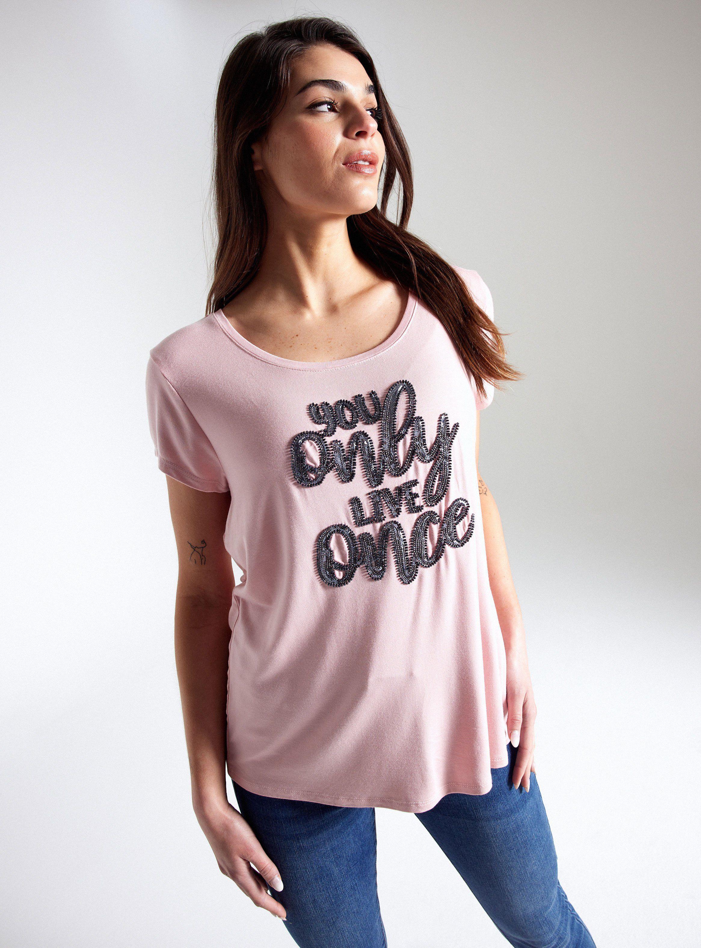 Polera Básica Ajustada Gráfica con Aplicaciones Brillantes-0