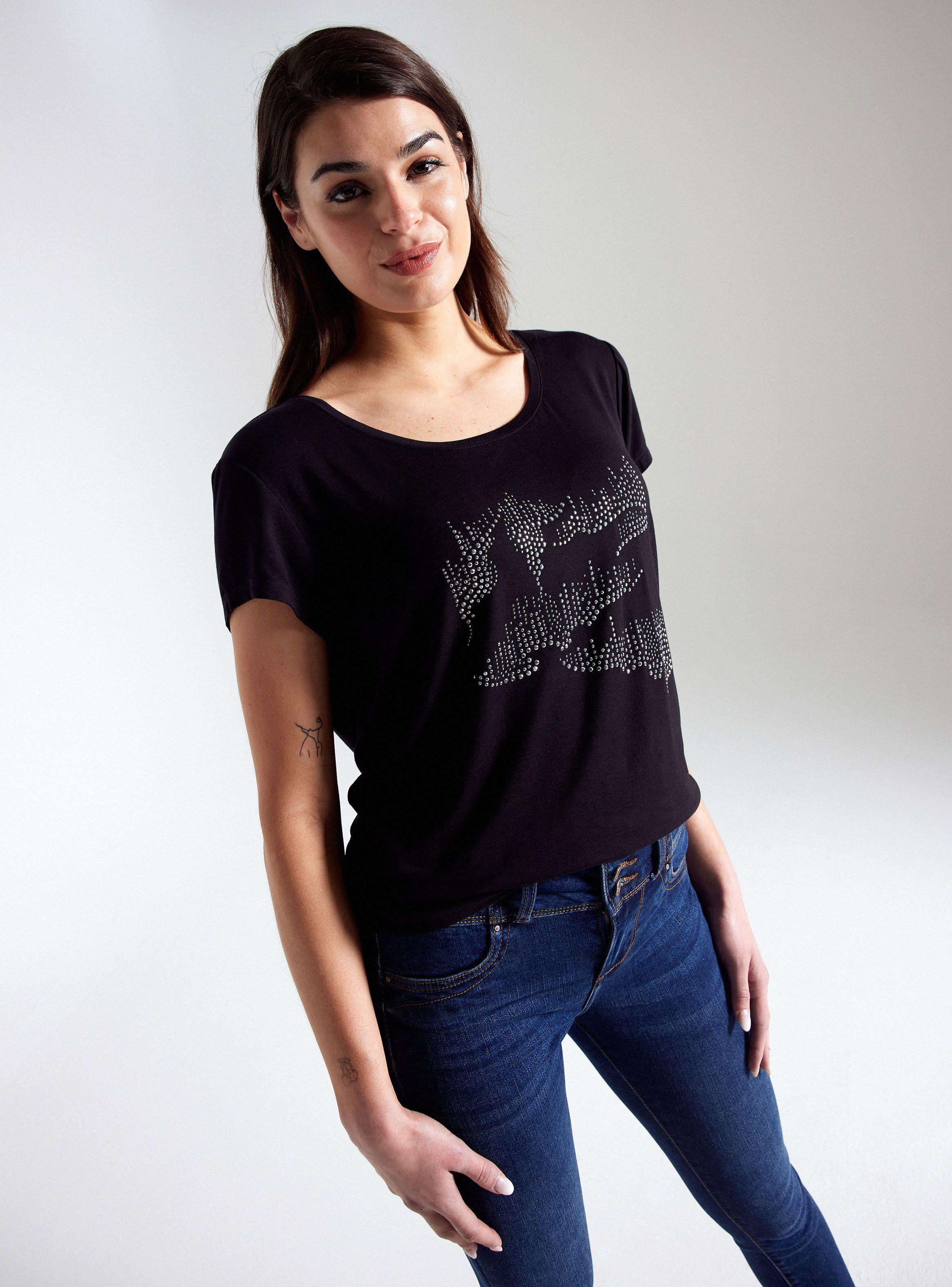 Polera Básica Ajustada Gráfica con Aplicaciones Brillantes-0