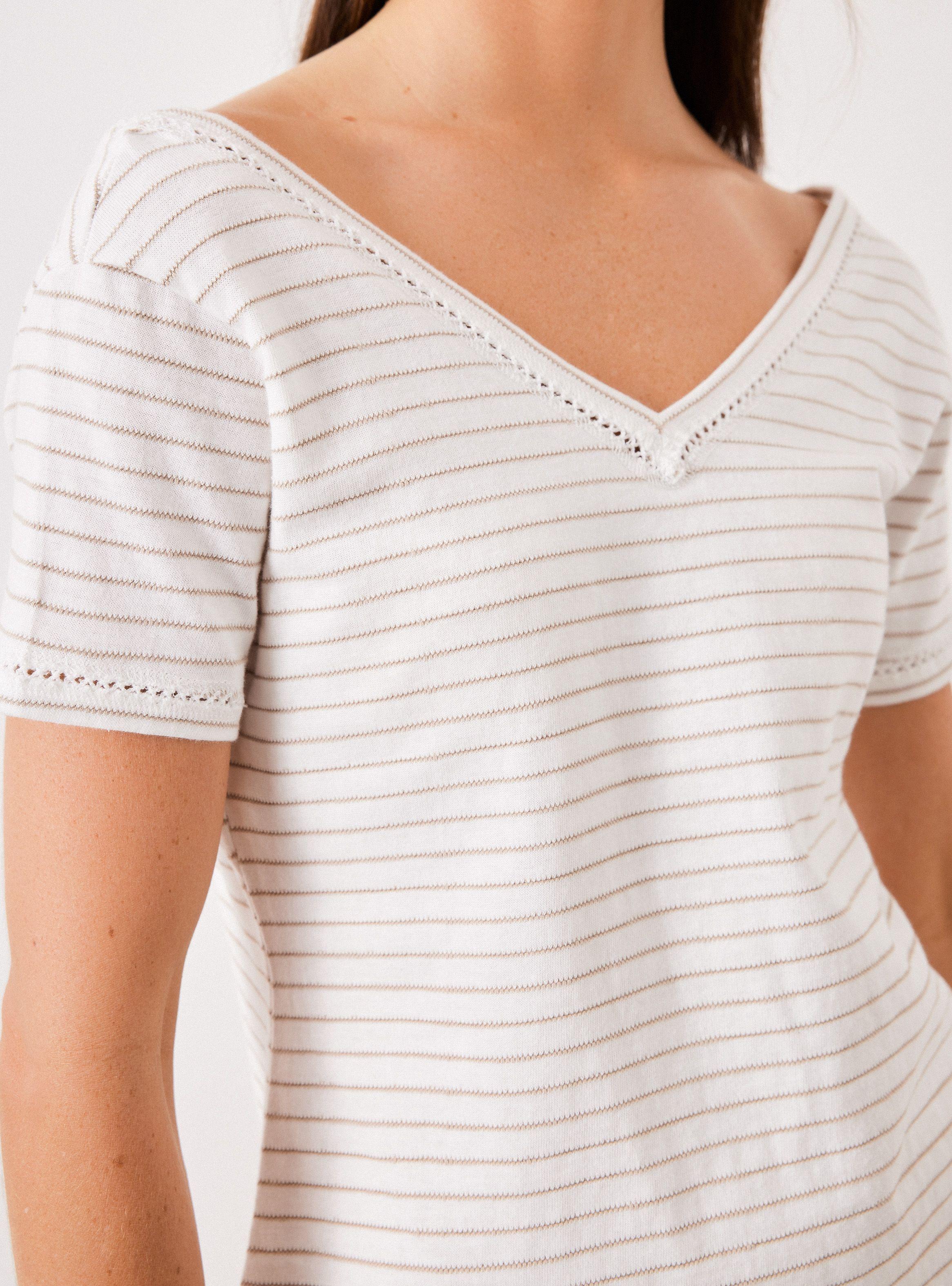 Polera Rayada con Diseño en el Cuello-3
