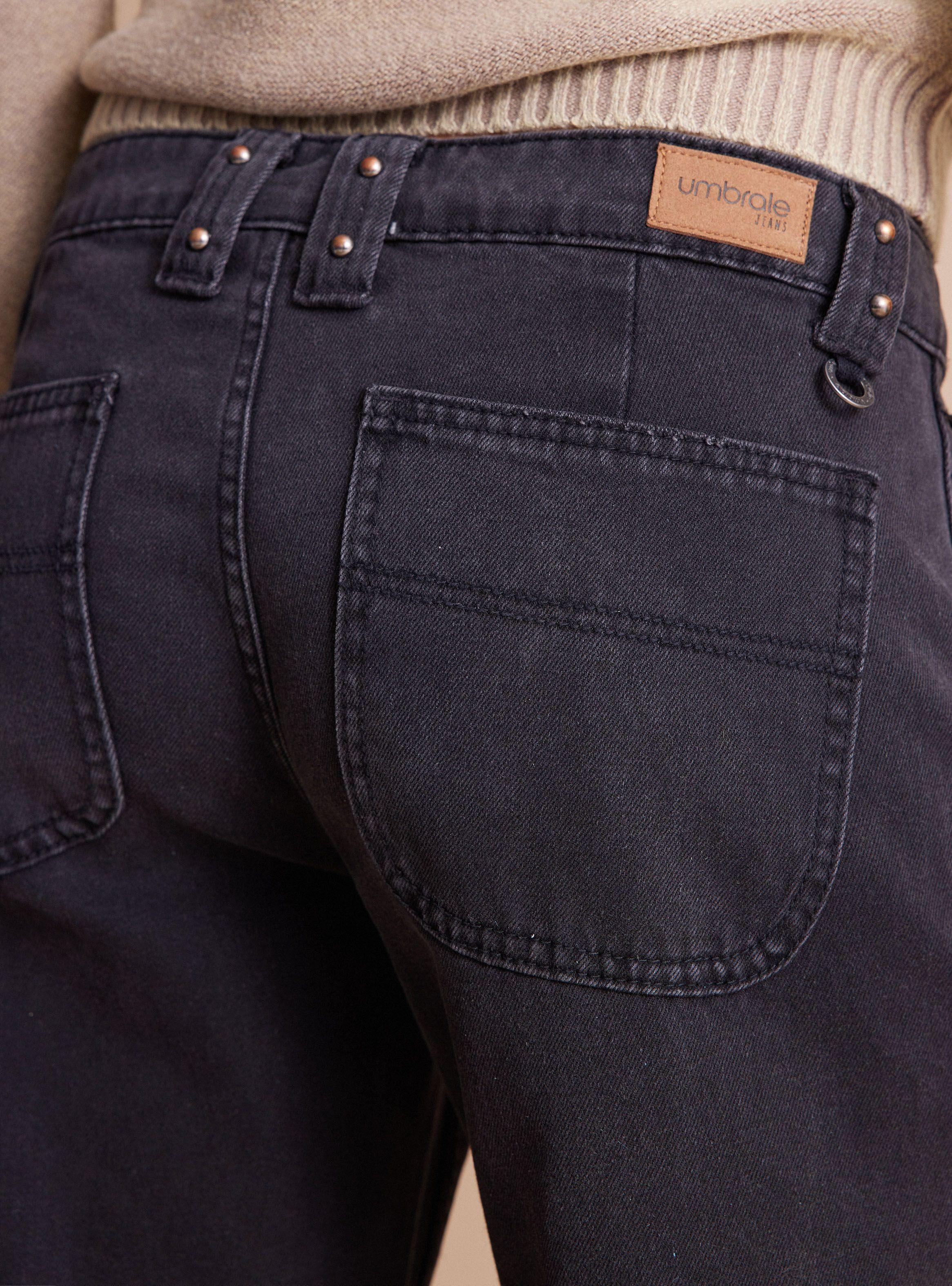 Jeans con Cortes Aplicación de Tachas-3
