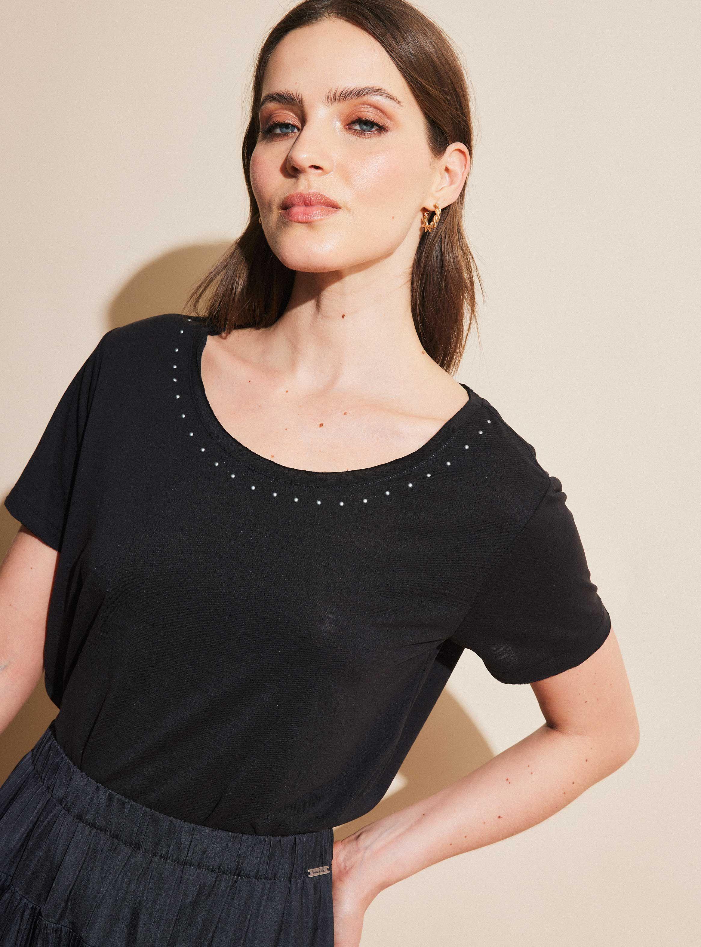 Polera con Aplicación en Cuello-2