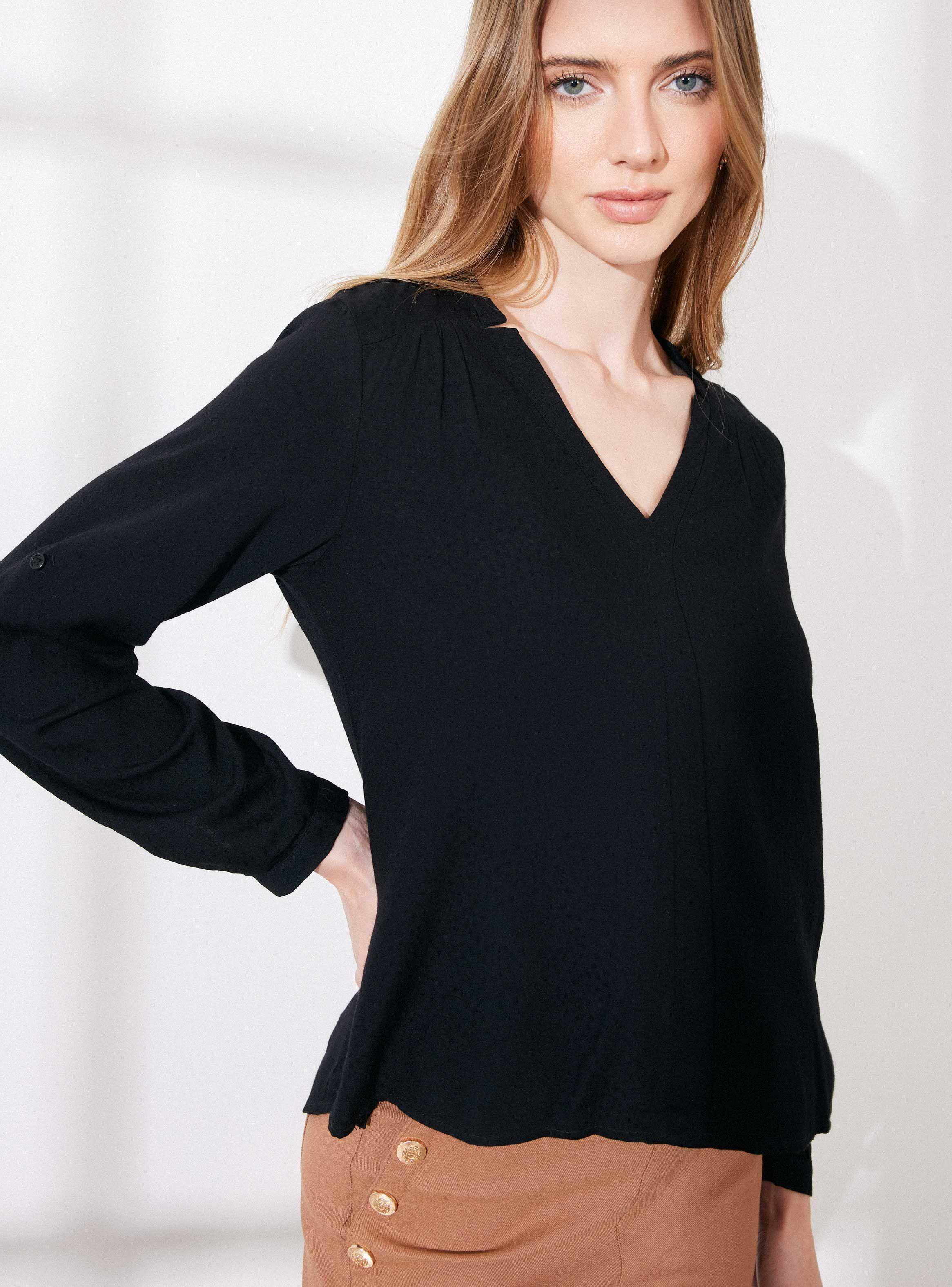 Blusa con Diseño Satinado al Tono y Recogido en Hombro-2