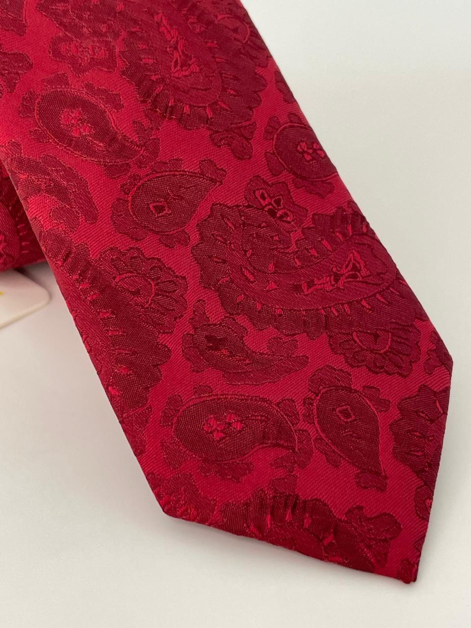 Corbata roja con diseño -2