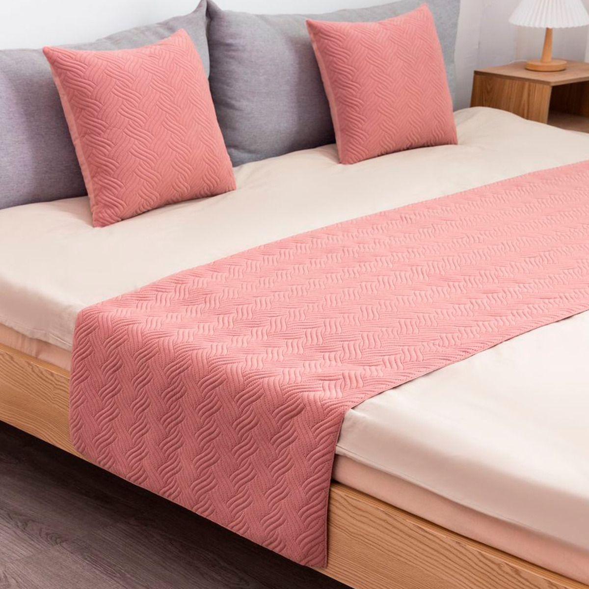 Juego Piecera + 2 Fundas de Cojin Rosa para Dormitorio Moderno -1
