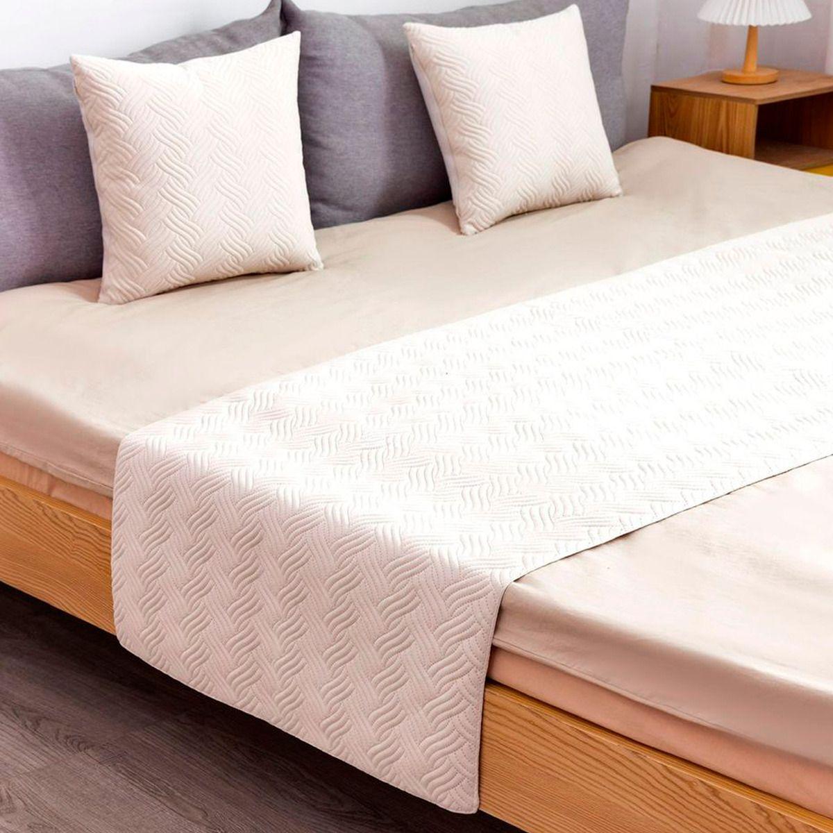 Juego Piecera + 2 Fundas de Cojin Beige para Dormitorio Moderno -1