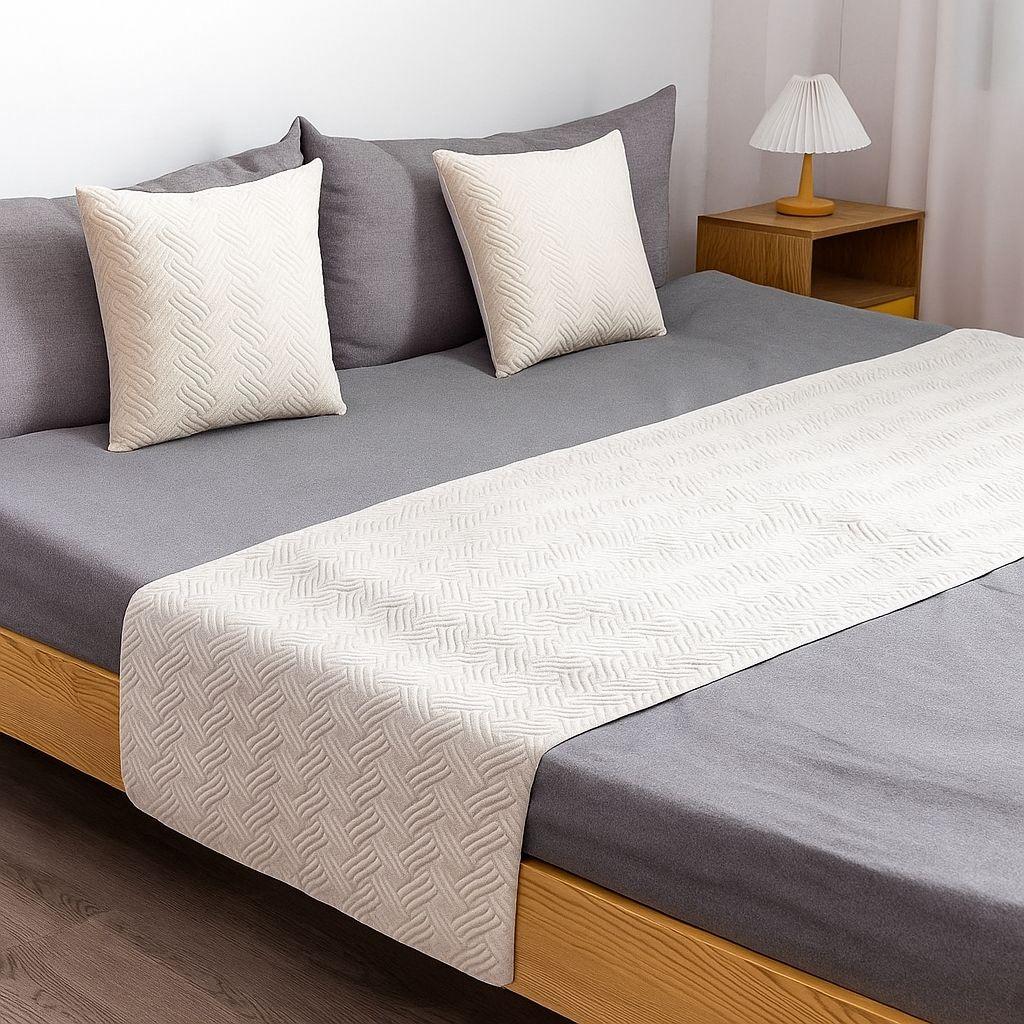 Juego Piecera + 2 Fundas de Cojin Beige para Dormitorio Moderno -2